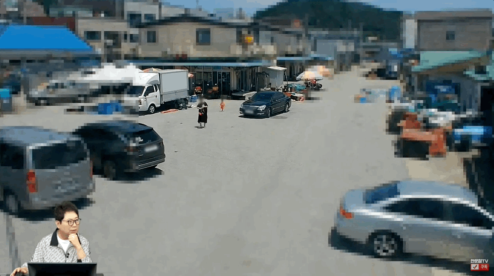 영상은 경북 한 주차장에서 15개월 아이가 차에 치이기 직전 모습. /영상=유튜브 채널 '한문철TV' 캡처