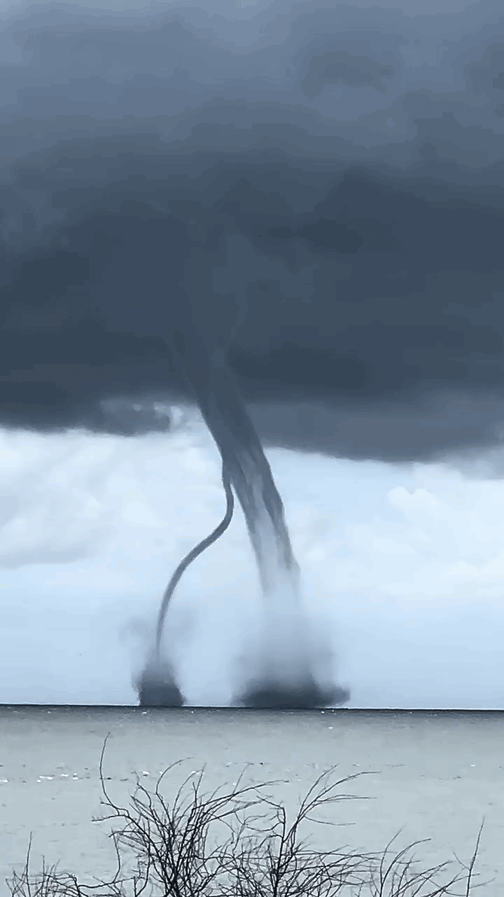 이탈리아 동부 포강 삼각주 해상에서 거대한 물회오리(waterspout)가 구름을 향해 치솟고 있다. 같은 날 포착된 이 자연현상은 따뜻한 수면 위에서 상층 찬 공기가 만날 때 발생하는 해상 토네이도로 알려져 있다. 출처=에밀리아로마냐 메테오 페이스북
