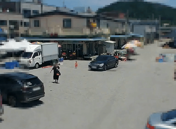 [뉴시스] 경북 주차장에서 한 차량이 15개월 아기를 치고도 그대로 현장을 떠나는 사고가 제보를 통해 알려져 논란이 일고 있다. (사진 = 한문철TV 유튜브 갈무리) 2025.08.05. *재판매 및 DB 금지