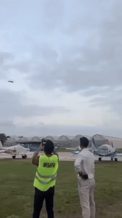 1일(현지시간) 아나돌루 통신과 휘리예트에 따르면 이날 오후 7시 20분쯤 아다나주 유레이르 지역의 한 활주로에서 청혼 이벤트에 동원된 민간 항공사 소속 경비행기가 이륙 직후 추락했다. 2025.8.1 아나돌루통신 자료