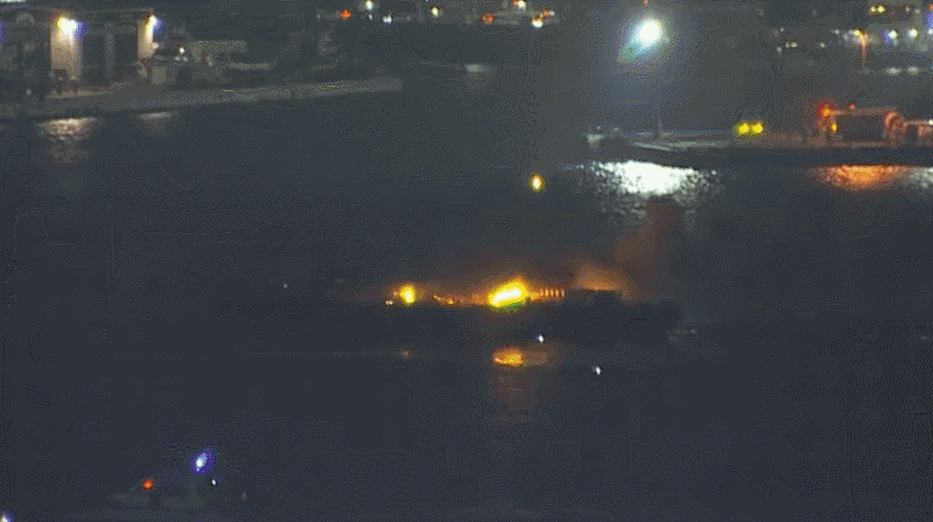 4일 일본 가나가와현 요코하마시  미나토미라이 지역 불꽃축제 중 오발로 추정되는 사고가 발생, 발사선박에 불이 붙고 있다. 2025.8.4 일본 ANN방송 유튜브