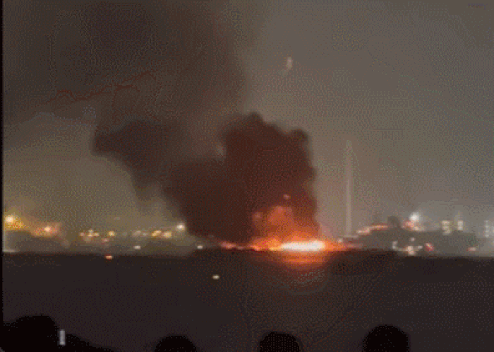 4일 일본 가나가와현 요코하마시  미나토미라이 지역 불꽃축제 중 오발로 추정되는 사고가 발생, 발사선박에 불이 붙고 있다. 2025.8.4 일본 ANN방송 유튜브