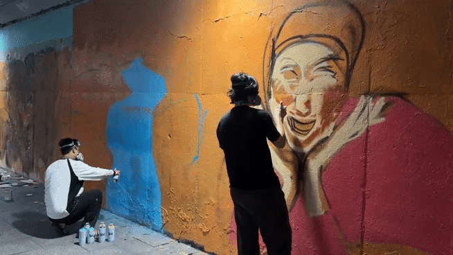 6일 서울 강남구 압구정 토끼굴에서 한 그라피티 작가들이 그림을 그리고 있다. /이호준 기자