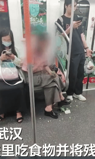 [뉴시스] 중국 후베이성 우한 지하철에서 한 여성이 음식을 먹고 찌꺼기를 바닥에 버리는 모습. 다른 승객의 항의에도 취식을 멈추지 않아 논란을 키웠다.(영상=베이징뉴스) *재판매 및 DB 금지