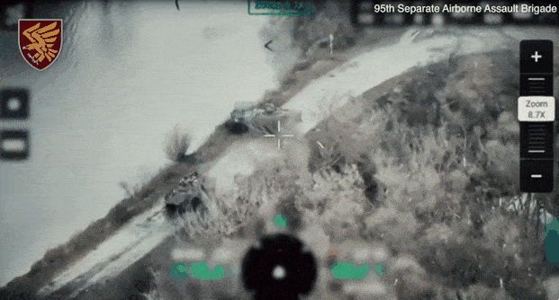 2024년 11월 러시아 쿠르스크에서 우크라이나군과 전투를 벌이던 러시아군의 장갑차가 지뢰를 밟고 폭발하는 모습. 우크라이나군 제공