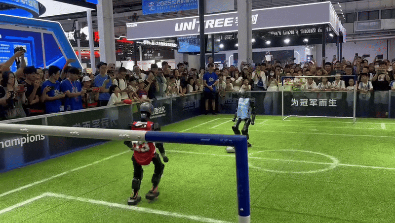 제10회 세계로봇콘퍼런스에어 부스터로보틱스의 휴머노이드가 1:1 축구 경기를 벌이고 있다. /베이징=이은영 특파원