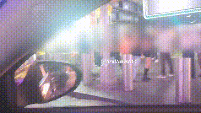 총성 소리에 놀란 시민들이 급히 달아나고, 부상자가 들것에 실려 구급차로 이송되고 있다. 엑스(X) Viral News NYC 갈무리