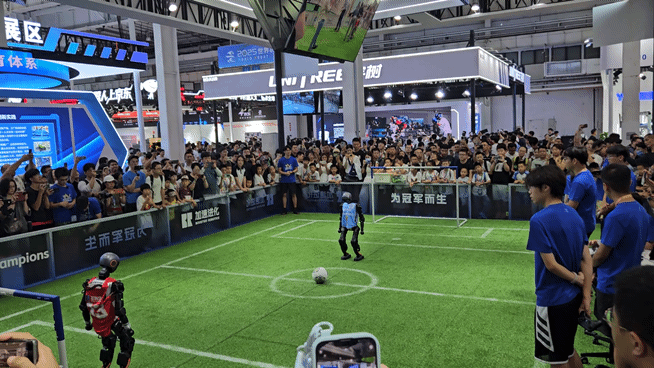 8일 중국 베이징 ‘세계 로봇 콘퍼런스’ 전시관 부스터로보틱스 부스에 휴머노이드 로봇들이 축구 경기를 하고 있다. (영상=이데일리 이명철 특파원)