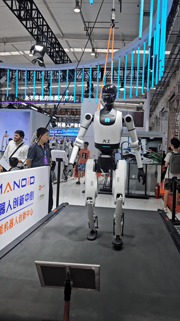 8일 중국 베이징 ‘세계 로봇 콘퍼런스’ 전시관에 최근 휴머노이드 로봇 하프마라톤 대회에서 우승한 ‘텐궁’이 트레드밀 위에서 달리고 있다. (영상=이데일리 이명철 특파원)