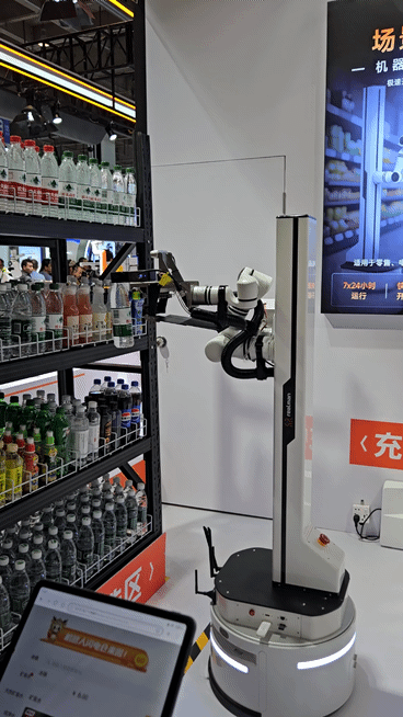 8일 중국 베이징 ‘세계 로봇 콘퍼런스’ 전시관 내 편의점처럼 꾸며진 부스에서 로봇이 주문받은 상품을 꺼내고 있다. (영상=이데일리 이명철 특파원)