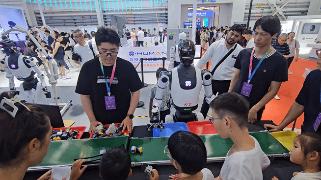 8일 중국 베이징 ‘세계 로봇 콘퍼런스’ 전시관에서 휴머노이드 로봇이 상품을 분류하고 있다. (영상=이데일리 이명철 특파원)
