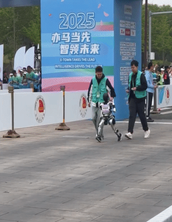 올 4월 베이징에서 열린 ‘휴머노이드 로봇 하프마라톤 대회’ 당시 쑹옌둥리의 N2 로봇이 달리는 모습. 출처: 쑹옌둥리 웨이보