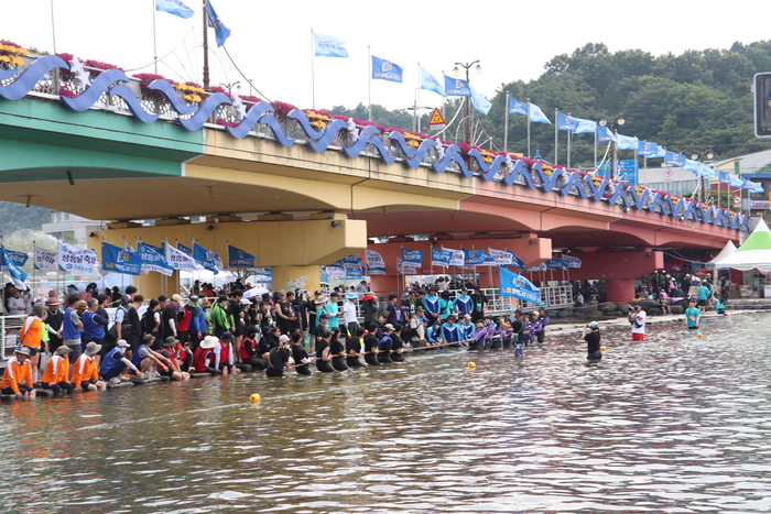 An underwater tug-of-war unfolding in the river