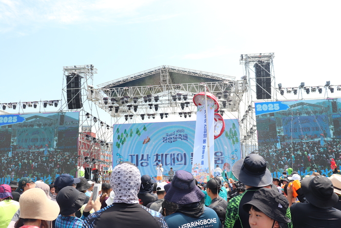 The biggest water fight on land staged at the stage