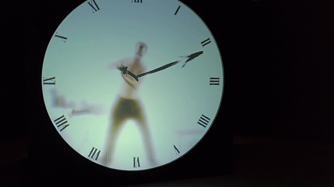 [사진=박현주미술전문기자]마르텐 바스, Real Time XL The Artist. 실제 방 크기의 육면체 구조물 안에서 작가 자신이 12시간 동안 시계바늘을 그렸다 지우기를 반복한다. 관객은 유리창 안쪽에 정말로 그 안에 사람이 갇혀 있는 것 같은 착시를 경험한다.  *재판매 및 DB 금지