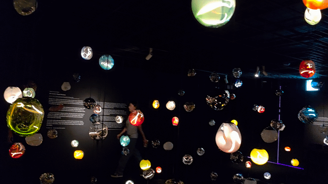 [사진=박현주 미술전문기자]김희영이 기획한 테마공간 '유리 코스모스', 밤하늘을 수놓는 별처럼 수백 개의 유리 전구가 공간을 가득 메우고 있다. 다양한 폭력의 생존자들과 치유자들이 함께 숨을 불어넣어 만든 유리 전구들이다. 전시장에 설치된 센서에 관객이 숨을 불어넣으면 놀라운 일이 벌어진다. *재판매 및 DB 금지