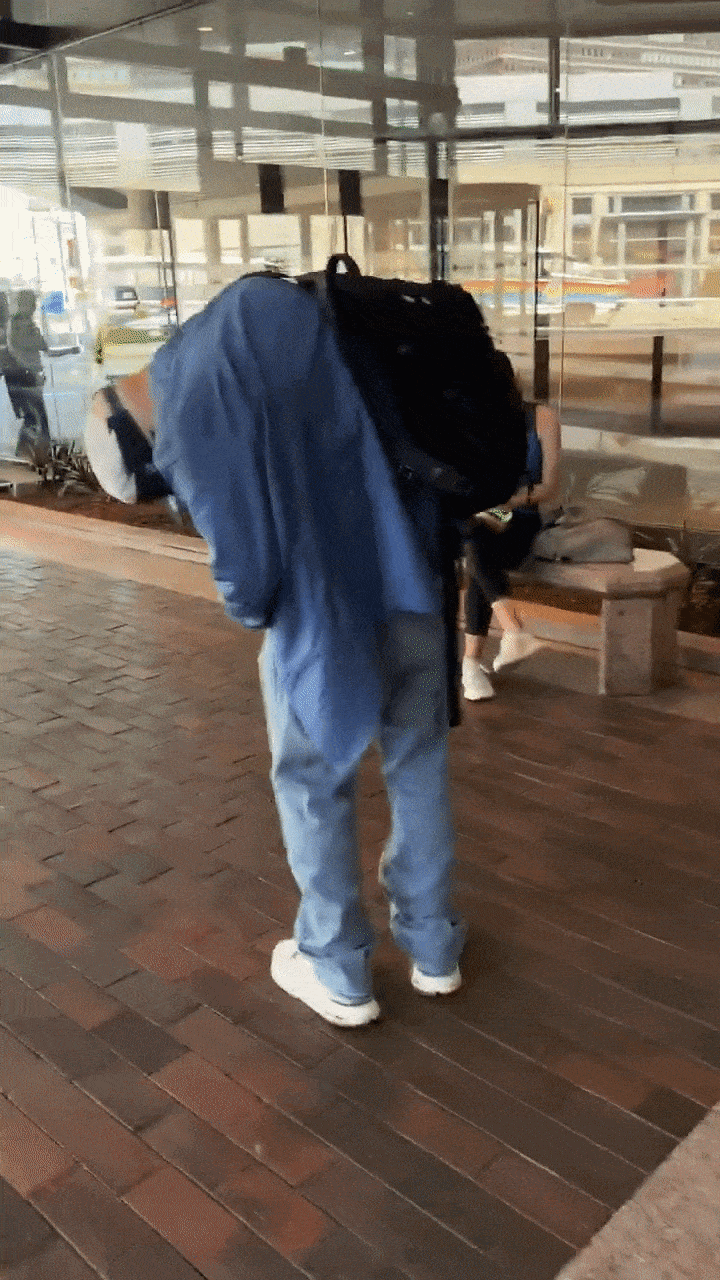 보스턴 명품 쇼핑몰 앞에서 몸을 구부린 채 서 있는 남성. 출처=엑스