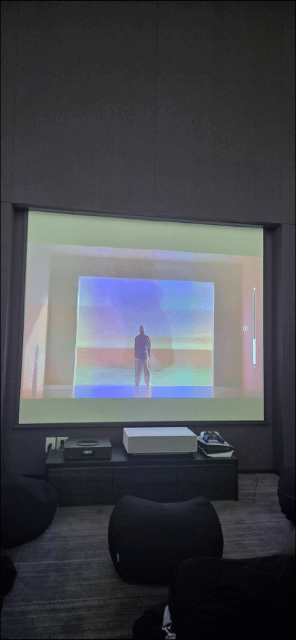 에피소드 신촌캠퍼스의 '리스닝룸'. 주문제작한 맞춤형 오디오 장비로 오디오, 비디오 감상과 함께 콘솔 게임기도 즐길 수 있다. 오유교 기자.