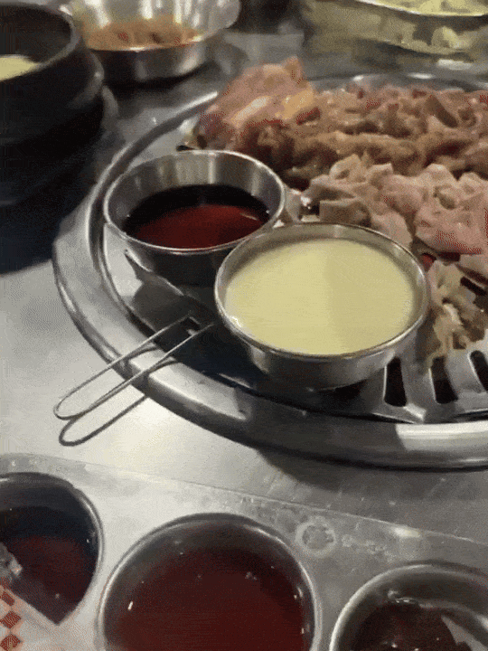 고기가 구워지고 있는 불판 가장자리에 구더기가 바글대는 짧은 영상이 틱톡에서 조회수 2600만회를 넘기며 화제가 됐다. 이 영상에는 ‘삼겹살’ 해시태그가 붙었다. 틱톡 계정 ‘riiicaaaa’ 캡처