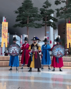 인천공항에 등장한 '사자보이즈 포즈'. (사진=한국전통문화센터 SNS)