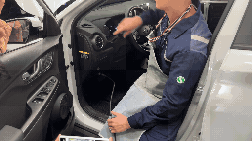 전기차 검사 과정에서 진단기를 연결하고 결과를 설명하는 모습. 한국교통안전공단 제공