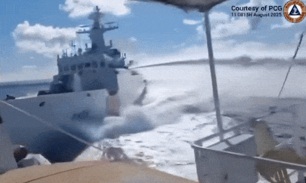 11일 남중국해에서 필리핀 해경선을 추격하던 중국 해경선이 자국 군함과 충돌하는 모습. 사진=필리핀 해안경비대