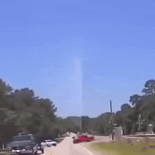 지난 6월 미국 조지아주의 한 가정집으로 운석이 떨어지는 모습. 사진=엑스 캡처