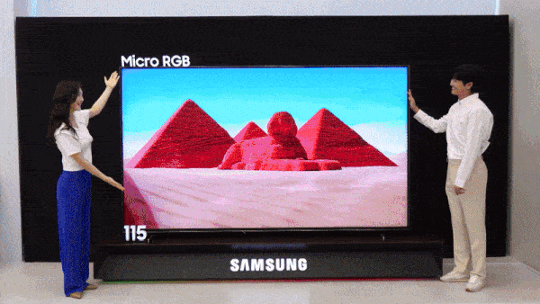 삼성전자 모델이 차세대 디스플레이 기술을 집약한 마이크로 RGB TV를 소개하고 있다. 삼성전자 제공
