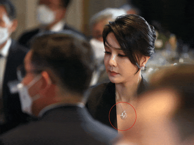 지난 2022년 나토 정상회의를 위해 스페인 마드리드를 방문했을 당시 반클리프 아펠 추정 목걸이를 착용한 김건희 여사. 뉴시스