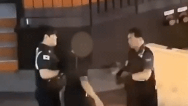 지난달 9일 제주시 연동 거리에서 40대 남성이 한 경찰관의 복부를 발로 가격한 뒤 곧바로 다른 경찰관에게 제압당하고 있다. 제주경찰청 제공