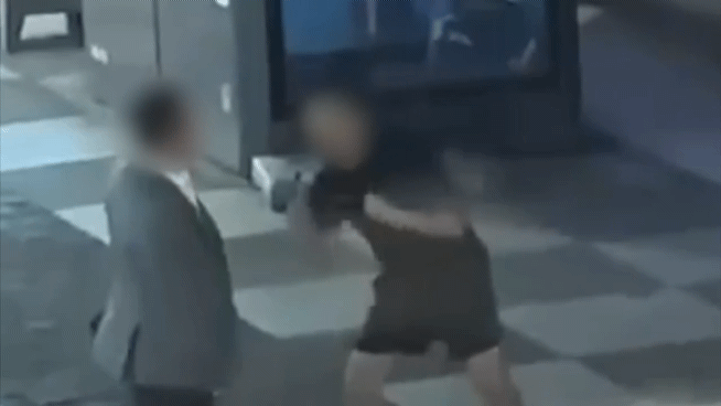 지난달 9일 제주시 연동 길거리에서 40대 남성 A(오른쪽)씨가 50대 남성 피해자 B씨에게 주먹을 휘두르고 있다. A씨는 이후 현장에 출동한 경찰관도 폭행해 현행범으로 체포돼 구속됐고, 같은 달 중순 검찰로 송치됐다. 제주경찰청 제공