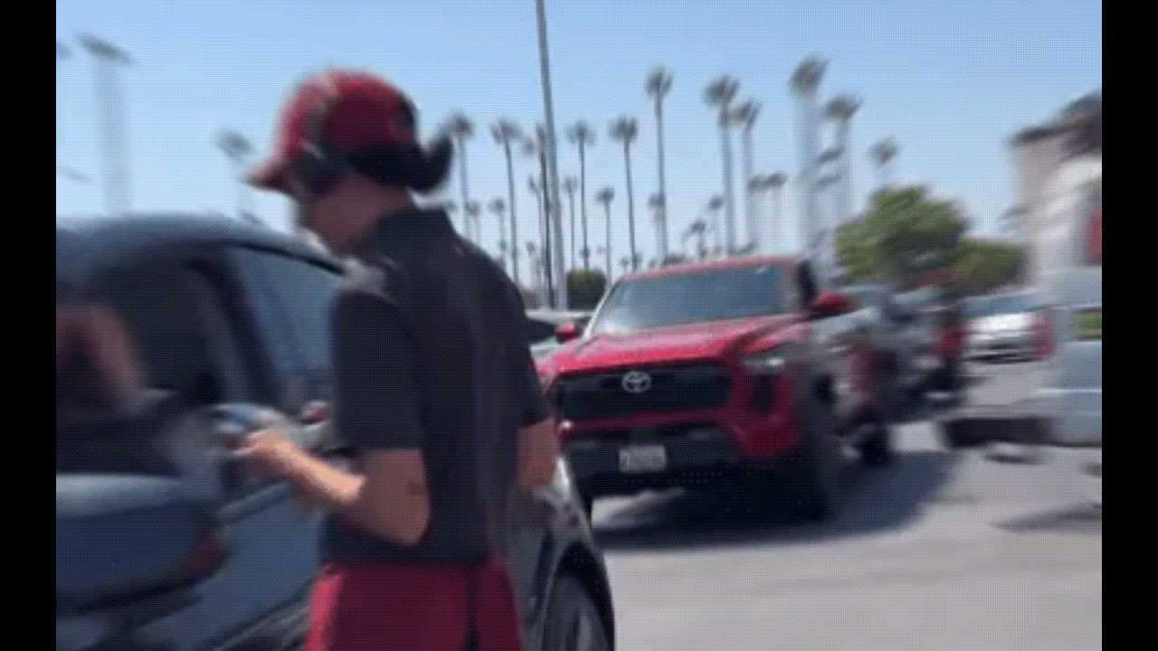 미국 캘리포니아주 로스앤젤레스 풀러턴의 1호점 직원들이 손님 차량 앞에 직접 가 주문을 받고 있다. [영상=인스타그램 갈무리]