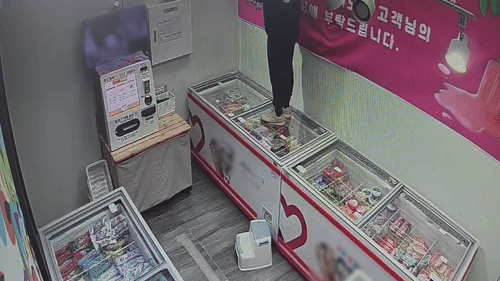 부산 강서구 한 폐업 귀금속점 절도범이 인근 무인점포를 통해 가벽을 넘어 침입하는 모습. /부산강서경찰서 제공