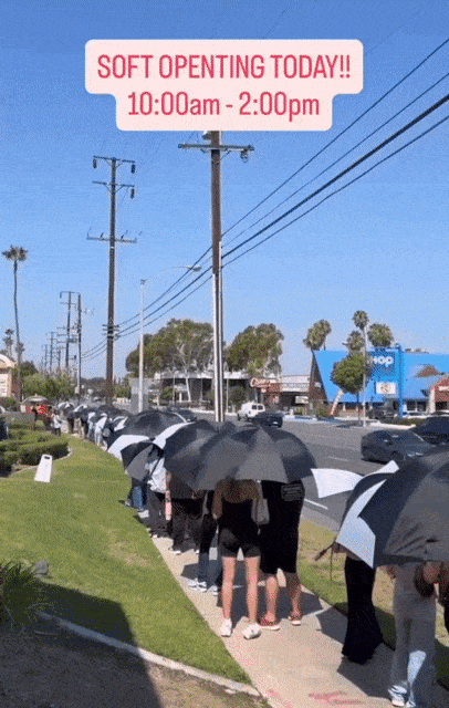 11일 선 개장한 롯데리아 로스앤젤레스(LA) 풀러턴에 1호 매장 앞 대기 행렬. 롯데리아USA SNS