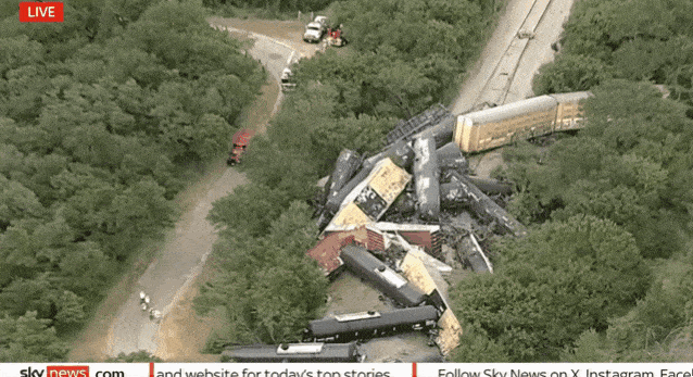현지시간으로 12일 오후 미국 텍사스주 고든 인근에서 최소 35량으로 이뤄진 화물열차가 탈선했다. 열차 차량이 선로에 쌓여있는 모습. 스카이뉴스 영상 캡처