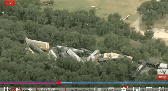 현지시간으로 12일 오후 미국 텍사스주 고든 인근에서 최소 35량으로 이뤄진 화물열차가 탈선했다. 열차 차량이 선로에 쌓여있는 모습. 스카이뉴스 캡처