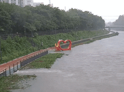 13일 수도권에 시간당 100㎜ 넘는 많은 비가 내린 가운데, 한 네티즌은 "폭우에 서울 강북구 우이천 조형물이 떠내려가는 모습"이라며 영상을 올렸다. /X(옛 트위터) @serinepi