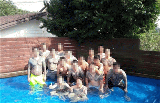 위계질서·조직체계를 관리를 위해 단합대회에 참석한 신부동파 조직원들이 사진을 촬영하고 있다. 서울경찰청 제공