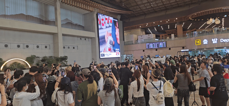 Fast-forwarded footage of the crowd following boy band AHOF at Gimpo International Airport in western Seoul on Aug. 8 [SHIN HA-NEE]