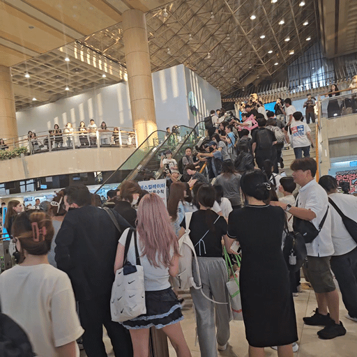 Fast-forwarded footage of the crowd following girl group Twice's Sana at Gimpo International Airport in western Seoul on Aug. 8 [SHIN HA-NEE]