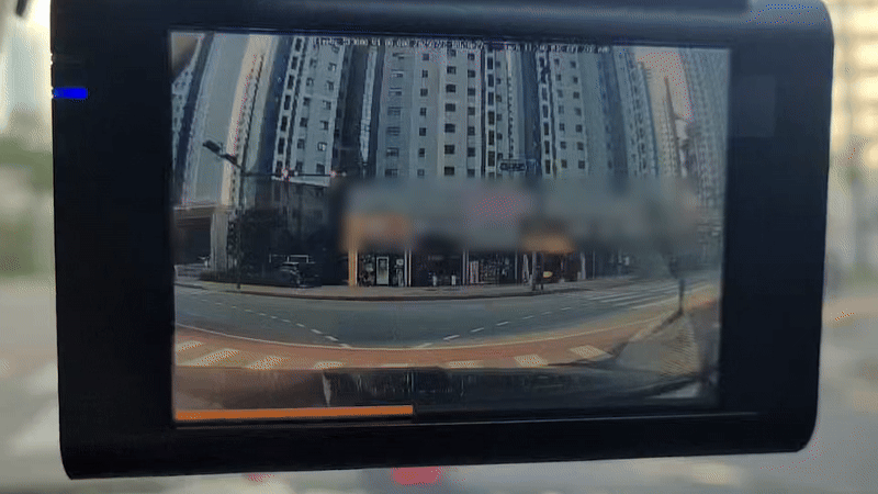 인천 검단지구의 A아파트 출입구. 맞은편 대단지 아파트 출입구와 어긋나 있어 좌회전 시 반대편 좌회전 차량이나 오토바이 등과 충돌 위험 상황이 벌어지는 경우가 많다. 박창주 기자