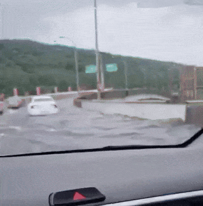 수도권을 중심으로 집중호우가 내린 13일 서울 가양대교 위로 차량들이 가득 찬 빗물을 헤치며 운행하고 있다. 엑스 계정 ‘F08535729’ 캡처