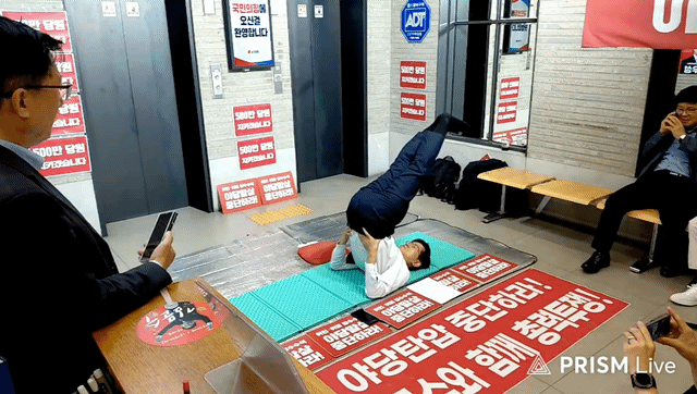 김문수 국민의힘 당 대표 후보가 15일 여의도 중앙당사 1층에서 무기한 농성 중 스트레칭을 하는 모습. 유튜브 김문수 티브이(TV) 갈무리