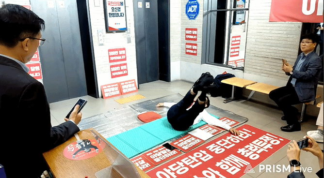 김문수 국민의힘 당 대표 후보가 15일 여의도 중앙당사 1층에서 무기한 농성 중 스트레칭을 하는 모습. 유튜브 김문수 티브이(TV) 갈무리