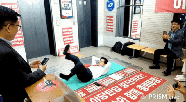 김문수 국민의힘 당 대표 후보가 15일 여의도 중앙당사 1층에서 무기한 농성 중 스트레칭을 하는 모습. 유튜브 김문수 티브이(TV) 갈무리