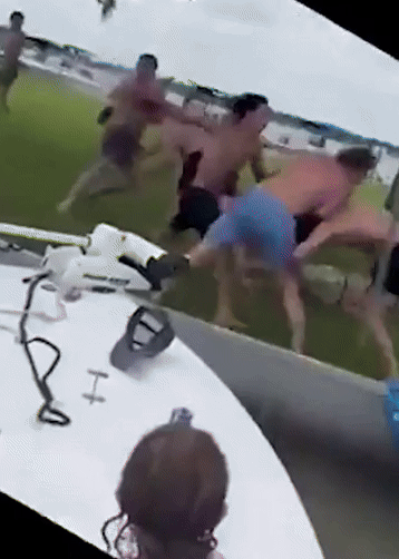 [뉴시스] 12일(현지시각) 뉴욕포스트에 따르면 플로리다의 윈터셋 호수에서 8명의 남성이 집단 난투극을 벌인 사실이 보도됐다. 영상에서는 주먹이 무작위로 이어 지며, 한 남성이 의식을 잃고 얼굴을 물에 담근 채 떠 있었다. 분홍색 비키니를 입은 한 여성이 달려가 쓰러진 남성에게 CPR을 시도했다. (사진=뉴욕포스트 제공) *재판매 및 DB 금지