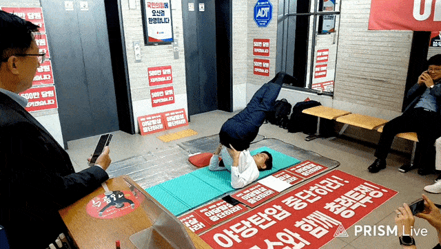 김문수 국민의힘 당 대표 후보가 15일 여의도 중앙당사 1층에서 무기한 농성 중 스트레칭을 하는 모습. 유튜브 김문수 TV.