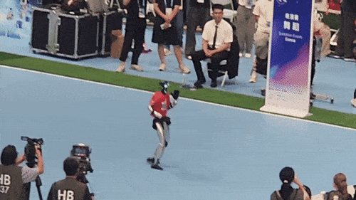 16일 로봇올림픽 춤 경연대회에서 로봇이 춤을 선보이고 있다.