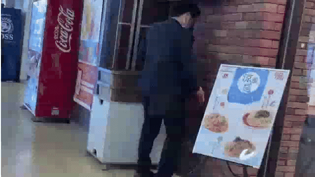 영상은 일본 삿포로역 한 도넛 가게 앞에서 음란행위를 하는 남성의 모습. /영상=엑스(X·옛 트위터) 캡처