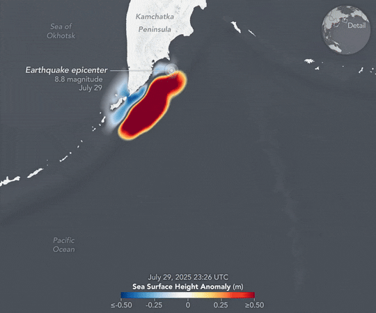 2025년 7월 러시아 캄차카 반도 해안에서 발생한 대지진으로 인한 쓰나미를 포착한 SWOT 위성 이미지 (출처=Michala Garrison/NASA 지구 관측소)